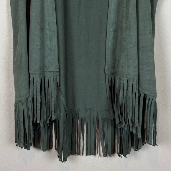 Faith and Joy Green Faux Suede Sleeveless Open Front Cardigan with Fringe Hem - Picture 4 of 16